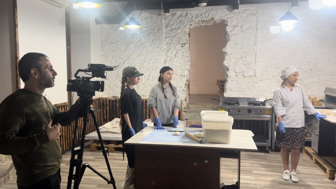 Сегодня, 15 мая, в Международный День Семьи, многодетная семья Мезиных поделилась с корреспондентами ГТРК «Дагестан» секретами успеха семейного бизнеса